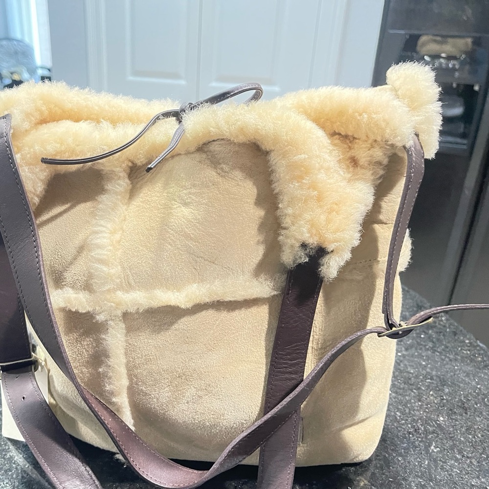 Vintage Ugg shoulder bag w/ adjustable straps.  Style SU602. NEVER WORN!!